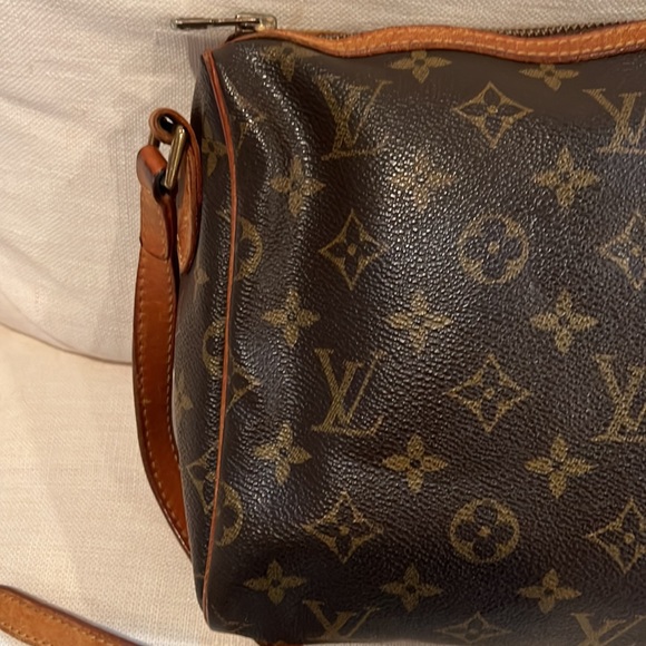 Louis Vuitton Crossbody bag with zipper. Adjustable strap. - Picture 3 of 9